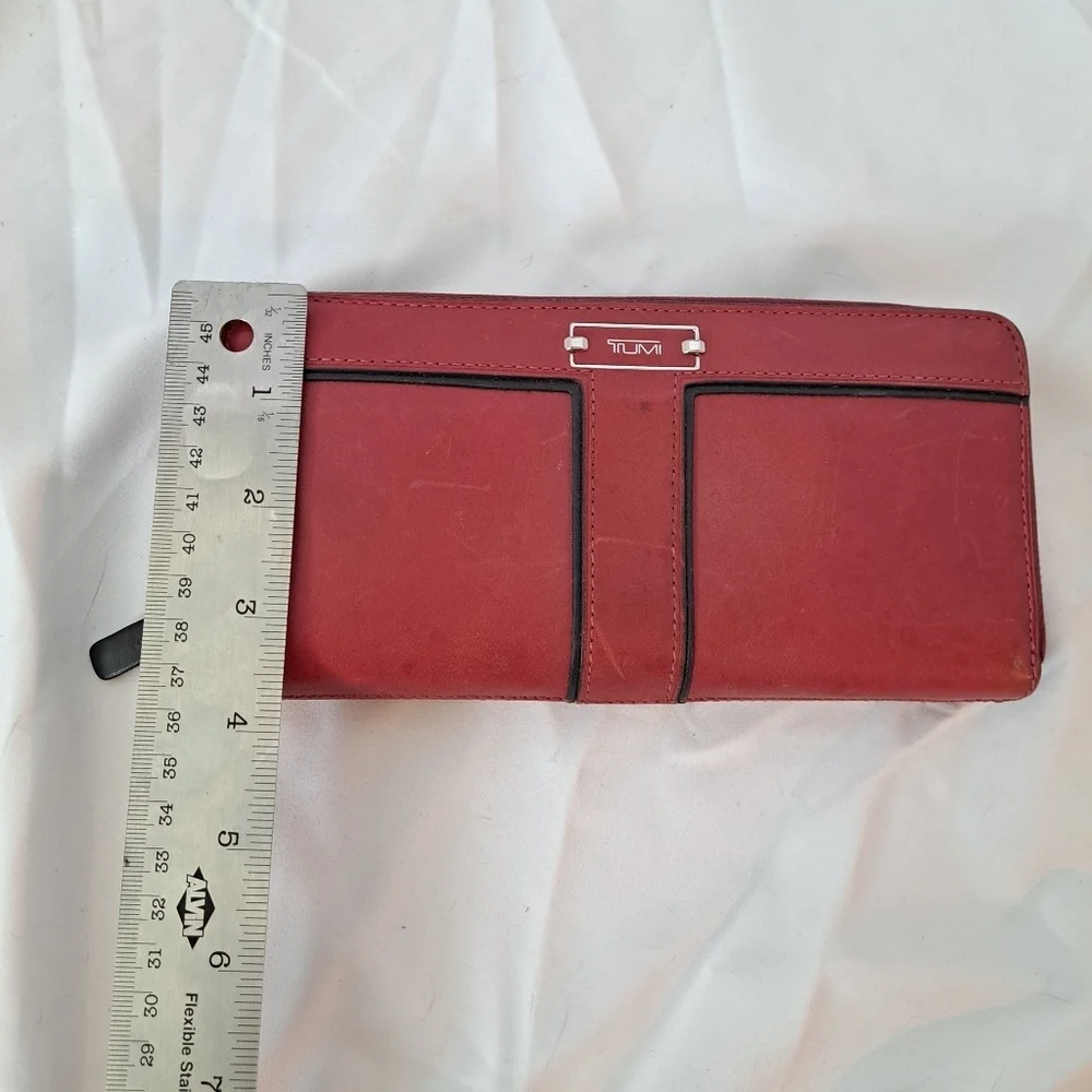 Tumi | Red leather ladies Wallet and black trim - Picture 8 of 14
